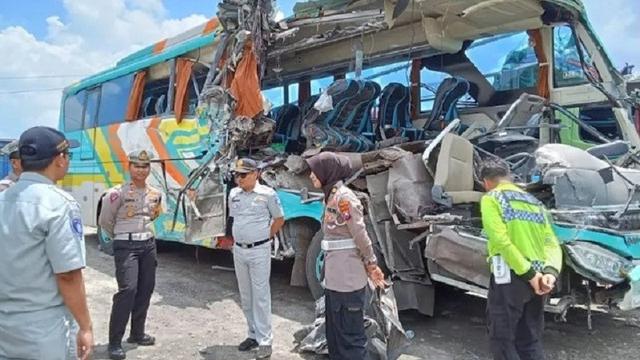 Kondisi bus peziarah yang tabrakan dengan truk trontin di Gresik. (Istimewa)