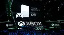 Kepala Microsoft Xbox Phil Spencer memperkenalkan Xbox One S di Xbox E3 2016, Los Angeles , California , AS , 13 Juni 2016. Sony dan Microsoft sama - sama memperkenalkan jagoan baru mereka untuk para pecinta game dunia.  (REUTERS/Lucy Nicholson)
