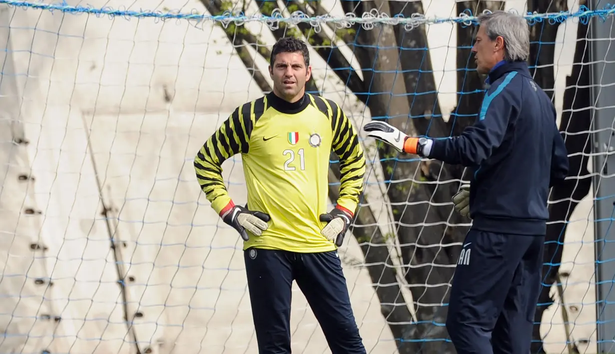Paolo Orlandoni tercatat membela Inter Milan dalam dua periode. Pada periode pertama selama 10 tahun, ia mulai menjadi bagian Inter Milan sejak dipromosikan dari Inter U-19 pada 1990/1991, namun tak sekali pun ia mengecap menit bermain karena selalu dipinjamkan ke beberapa klub hingga akhirnya ia dilepas permanen ke Reggina pada awal musim 1998/1999. Sementara pada periode keduanya, ia membela Inter Milan selama 7 musim sejak didatangkan dari Picenza pada awal musim 2005/2006. Hingga pensiun pada Juli 2012, ia mendapatkan kesempatan bermain dalam 6 laga sebagai kiper pelapis, termasuk 4 kali di Serie A. (AFP/Olivier Morin)
