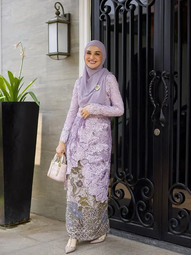 Kebaya dengan Cutting Asimetris