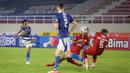 Pemain Persib Bandung, Beckham Putra (kiri) melepaskan tendangan ke gawang Persija Jakarta dalam laga pekan ke-12 BRI Liga 1 2021/2022 di Stadion Manahan, Solo, Sabtu (20/11/2021). (Bola.com/Bagaskara Lazuardi)