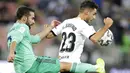 Bek Real Madrid, Dani Carvajal, berebut bola dengan pemain Valencia, Ruben Sobrino, pada laga Piala Super Spanyol di Stadion King Abdullah Sport City, Arab Saudi, Rabu (8/1/2020). Real Madrid menang 3-1 atas Valencia. (AP/Amr Nabil)