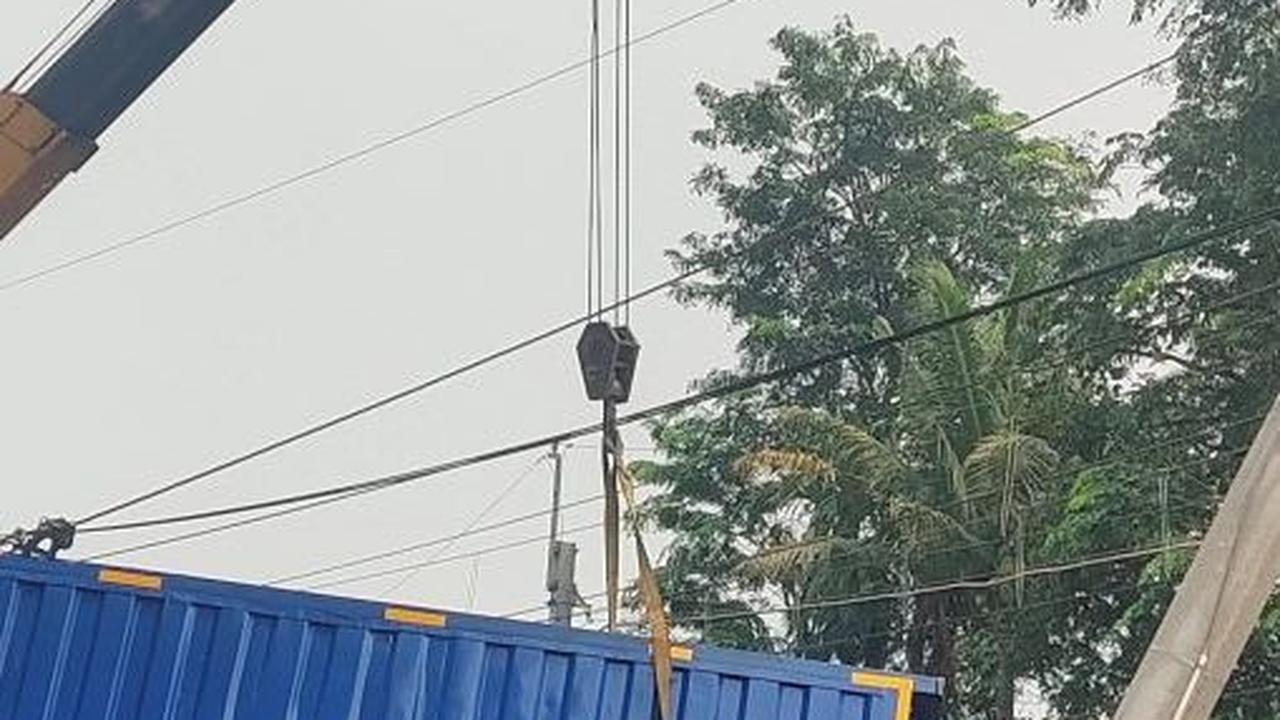 FOTO: Alat Berat Crane Evakuasi Truk Fuso yang Tabrak Tiang LAA KRL Commuter Line hingga Nyaris Roboh