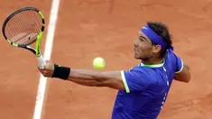 Petenis Spanyol, Rafael Nadal mengembalikan bola ke arah lawannya petenis Prancis, Benoit Paire pada babak pertama Prancis Terbuka  di Stade Roland Garros, Senin (29/5). Nadal mengalahkan tuan rumah dengan skor 6-1, 6-4, 6-1. (AP Photo/Petr David Josek)