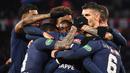 Para pemain Paris Saint-Germain (PSG) merayakan gol ke gawang FC Nantes pada laga semifinal Piala Prancis 2019 di Stadion Parc des Princes, Rabu (3/4). PSG menang 3-0 atas FC Nantes. (AFP/Franck Fife)