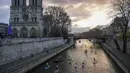 Para peserta mengambil bagian dalam Nautic Paddle Race dekat katedral Notre-Dame di Paris, Minggu (9/12). Sekitar 800 orang mengikuti lomba dayung sambil berdiri terbesar di dunia sejauh 11 km menyeberangi sungai Seine. (Lucas BARIOULET/AFP)