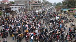 Para pengunjuk rasa mengambil bagian dalam demonstrasi menentang kudeta militer di Myitkyina di negara bagian Kachin Myanmar (8/3/2021). Bentrokan warga anti kudeta militer dengan aparat keamanan Myanmar masih terus berlangsung. (AFP/STR)