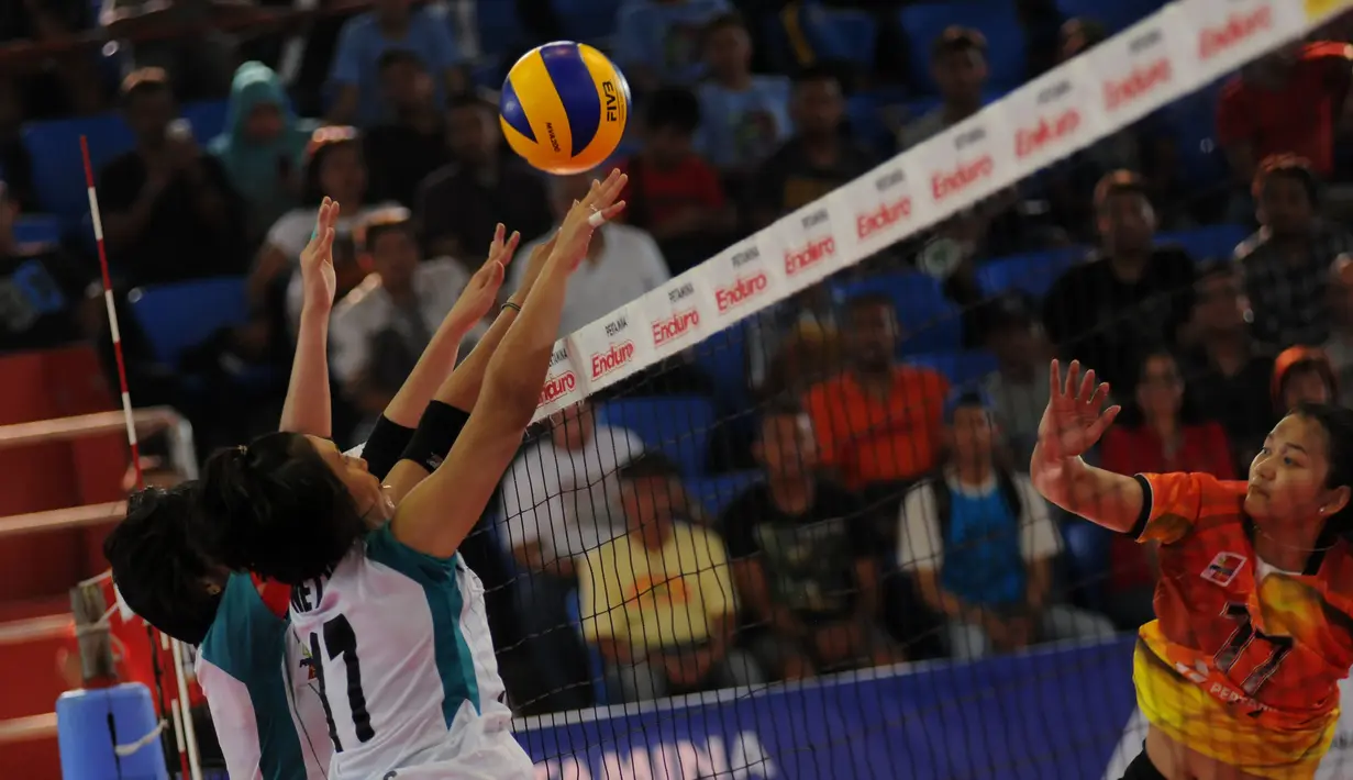 Dua pemain putri Jakarta BNI 46 mencoba memblok smash Maya Kurnia Indri Sari (Pertamina Energi) saat berlaga di putaran kedua pekan ketiga Pertamina Proliga 2015 di Hall A GBK Senayan, Jakarta, Jumat (20/3/2015). (Liputan6.com/Helmi Fithriansyah)