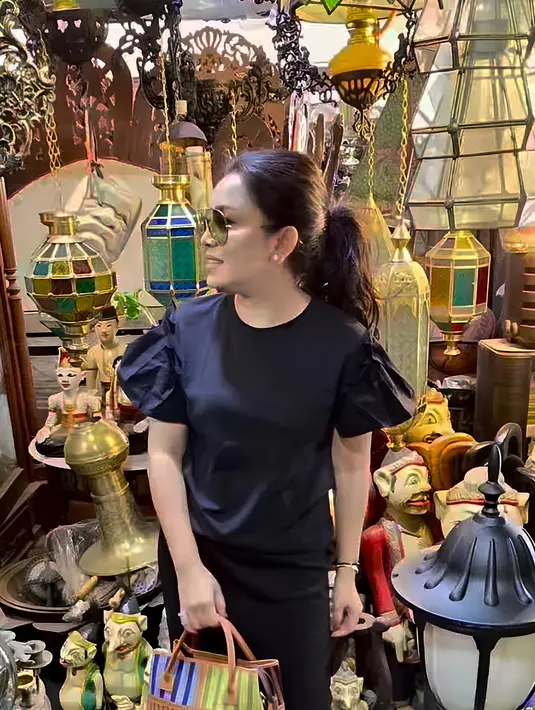 Mengenakan dress dan rok berwarna senada, Mayangsari menunjukkan aura klasik selayaknya ibu-ibu sosialita. Aura elegan Mayangsari makin kuat berkat kacamata hitamnya. (Liputan6.com/IG/@mayangsari.official)