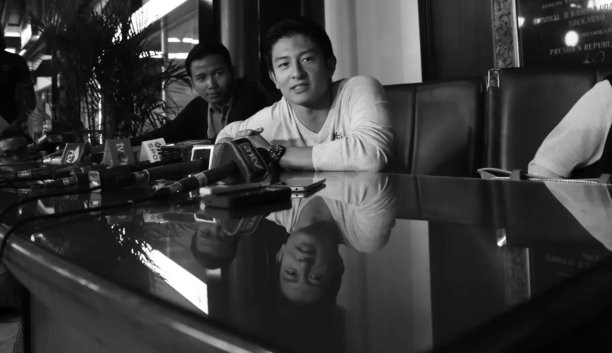 Pebalap Nasional, Rio Haryanto saat memberikan keterangan pers di Bandara Soekarno-Hatta, Cengkareng, Tangerang, Rabu (2/11/2015). (Bola.com/Nicklas Hanoatubun)