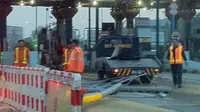 Ditabrak Mercy, Gerbang Tol Pondok Ranji Rusak Parah