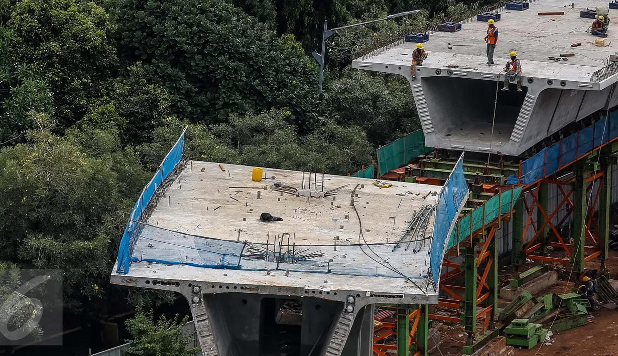 Pekerja menyelesaikan proyek jalan layang Simpang Susun Semanggi, Jakarta, Sabtu (21/1). Pembangunan tersebut merupakan salah satu upaya untuk mengurai kemacetan di kawasan ini, proyek dijadwalkan selesai pada Agustus 2017. (Liputan6.com/Faizal Fanani)