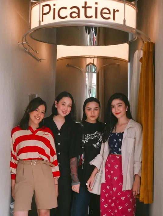 Ify Alyssa memiliki gaya vintage yang manis. Ia memadukan striped long sleeve top dengan shorts dan sepatu kets.