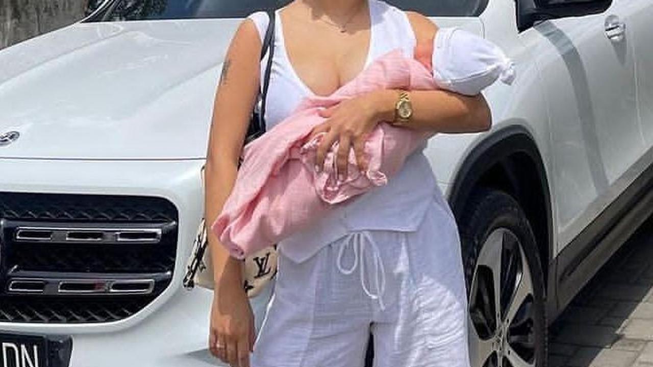 Kini Jadi 'Hot Mom', Intip Potret Jennifer Coppen Tampil Stunning saat Momong Sang Bayi