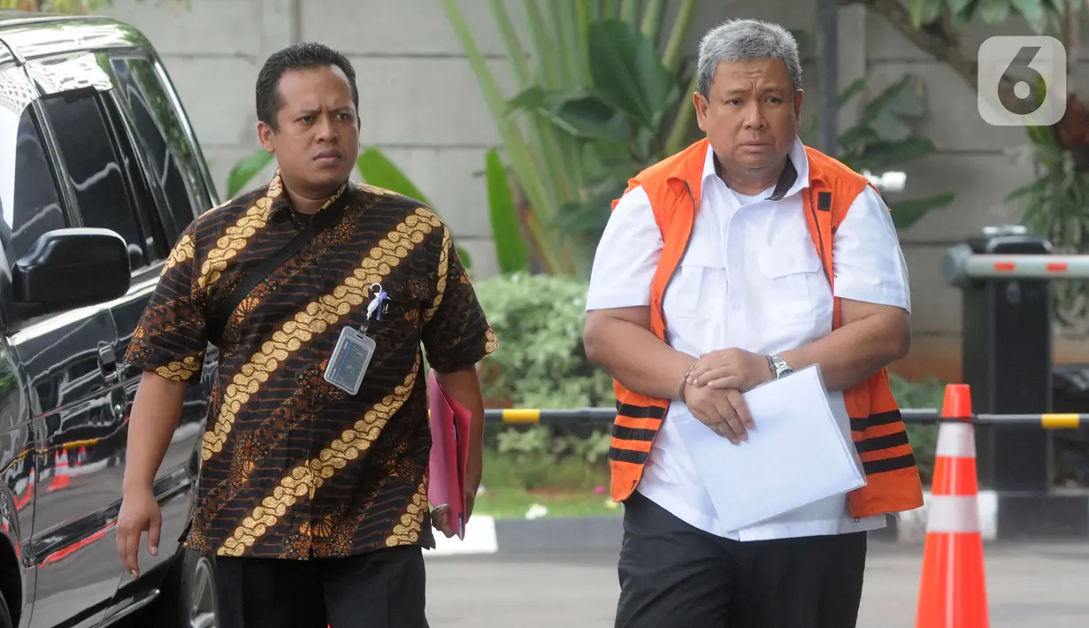Mantan Dirut Perum Jasa Tirta II Djoko Saputro tiba untuk pemeriksaan di gedung KPK, Jakarta, Jumat (27/12/2019). Berkas perkara Djoko Saputro terkait kasus suap pengadaan pekerjaan jasa konsultasi di Perum Jasa Tirta II tahun 2017 telah lengkap (P21) dan siap disidangkan. (merdeka.com/Dwi Narwoko)