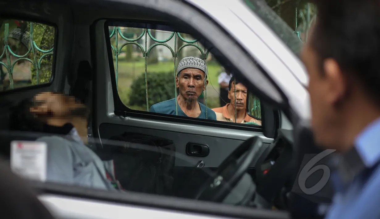 Seorang warga berkerumun melihat penemuan mayat dalam mobil di kawasan Taman Wiladatika, Jakarta Timur, Minggu (3/5/2015). Mayat pria yang diketahui bernama Sunoto (41) tersebut ditemukan oleh seorang penyapu jalanan. (Liputan6.com/Faizal Fanani)