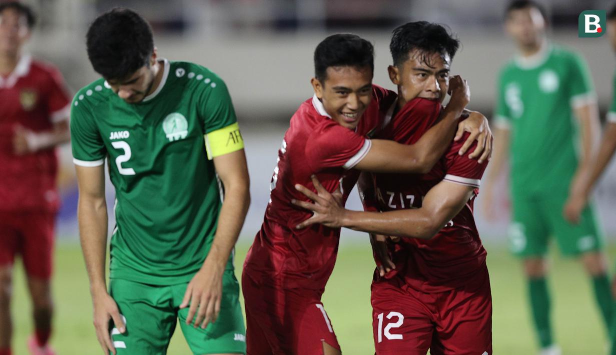 Pemain Timnas Indonesia U-23, Pratama Arhan (dua kanan) melakukan selebrasi setelah mencetak gol kedua ke gawang Timnas Turkmenistan U-23 dalam pertandingan grup K Kualifikasi Piala Asia U-23 2024 yang berlangsung di Stadion Manahan, Solo, Selasa (12/9/2023). Arhan mencetak gol pada menit 90+2 setelah memanfaatkan umpan manis dari Muhammad Rayhan Hannan. (Bola.com/Arief Bagus)
