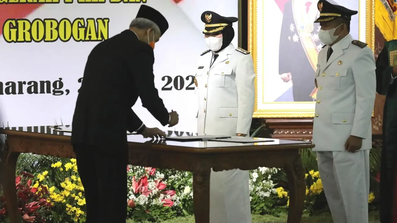 Undangan pelantikan Bupati dan Wakil Bupati Sri Sumarni-dr Bambang Pujiyanto, diajak doa bersama untuk pasukan KRI Nanggala 402. (Foto: Liputan6.com/Felek Wahyu)