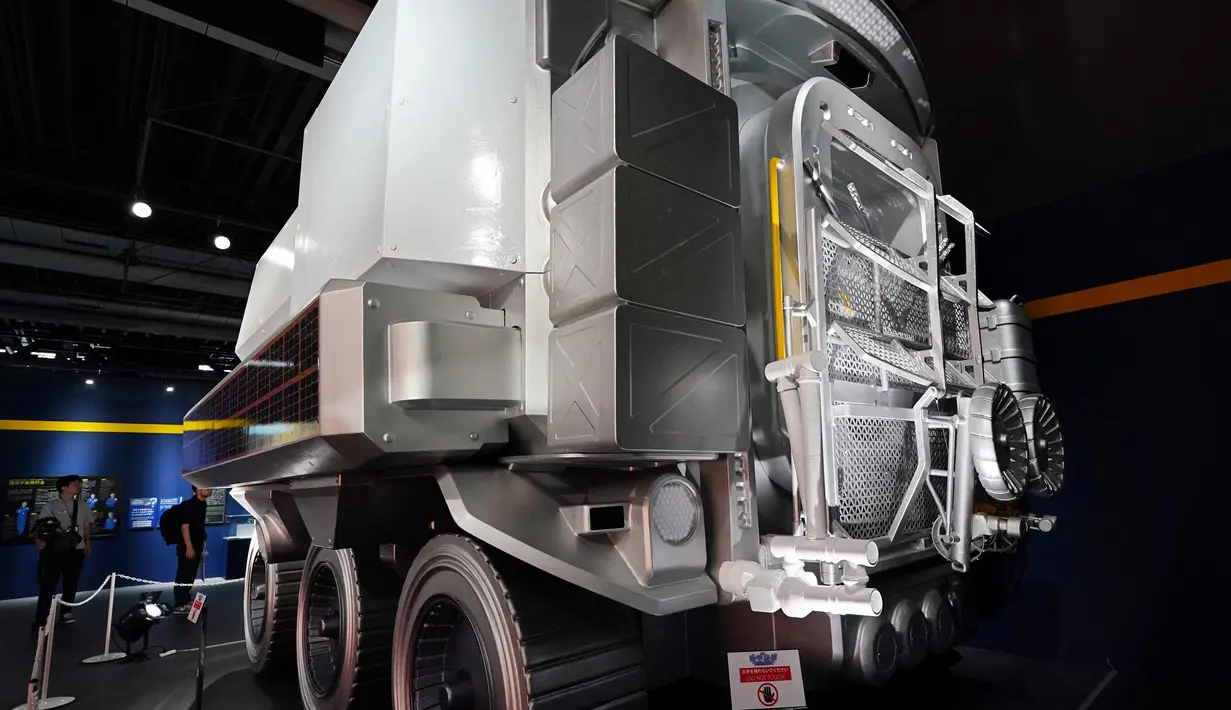 Kendaraan ini diharapkan mampu membawa dua astronot hingga 20 kilometer per hari dan akan melakukan berbagai tugas seperti mensurvei tanah dan sumber daya bawah tanah di daerah sekitar kutub selatan Bulan selama sekitar satu bulan. (Kazuhiro NOGI/AFP)