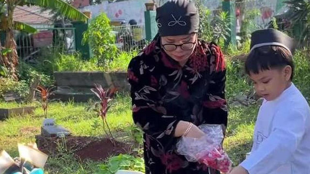 Penuh Haru, Gala Sky Kunjungi Makam Vanessa dan Bibi di Hari Peringatan 4 Tahun Kepergian Orang Tuanya