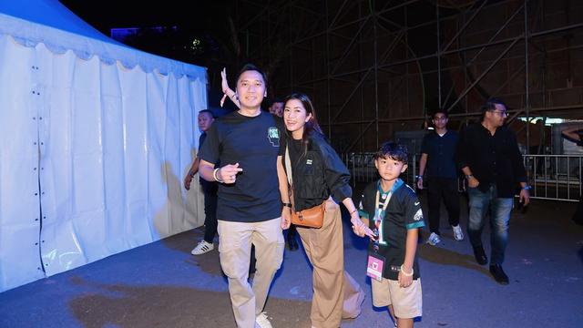 Gaya Serasi Annisa Pohan-AHY dan Aliya Rajasa-Ibas Nonton SBY Manggung di Pestapora 2024, Kedua Mantu Pepo Konsisten Pakai Tas Branded