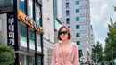 Shandy Aulia melengkapi tampilan Eonnie Korea-nya dengan setelan shimmer rose gold [@shandyaulia]