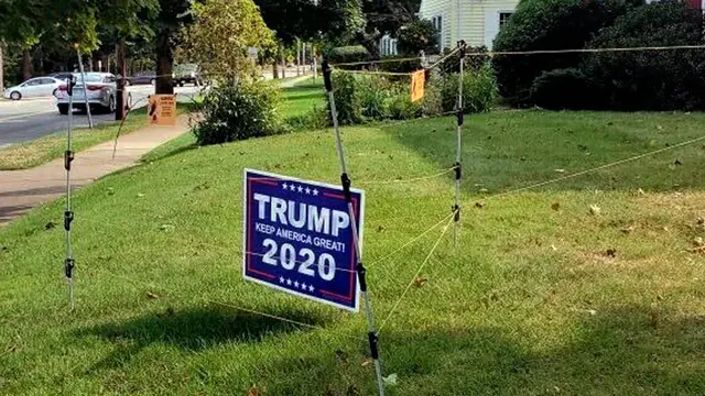 Papan Kampanye Trump Dipasang Pagar Listrik