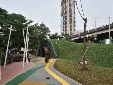 Aktivitas pekerja saat menyelesaikan pembangunan Taman Link In Park, Cempaka Putih, Jakarta Pusat, Kamis (12/1/2023). Pemerintah Provinsi DKI Jakarta melalui Dinas Pertamanan dan Hutan Kota (Distamhut) DKI Jakarta akan segera meresmikan taman baru viral Link In Park dengan inspirasi nama band rock asal Amerika Serikat dengan sejumlah fasilitas di taman tersebut antara lain, area skateboard, fitness outdoor, area bermain anak, toilet, hingga rumah hobbit yang akan diresmikan pada Februari mendatang. (merdeka.com/Iqbal S Nugroho)