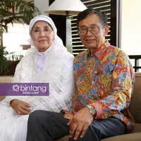 Nani Wijaya dan Ajip Rosidi telah resmi menjadi suami istri pada Minggu (16/4/2017). Pernikahan keduanya berlangsung di Cirebon, Jawa Barat. (Adrian Putra/Bintang.com)