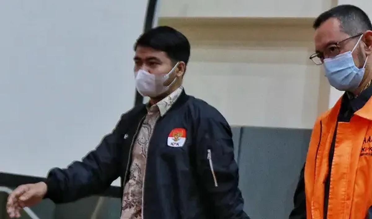 Ali menjelaskan, penggeledahan dilakukan untuk melengkapi berkas perkara dari AP. Dia menerangkan, perusahaan yang digeledah penyidik KPK bernama PT BBM.