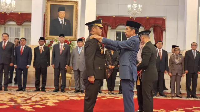 Menko Bidang Kemaritiman dan Investasi Luhut Binsar Pandjaitan menghadiri pelantikan menantunya, Jenderal Maruli Simanjuntak menjadi KSAD di Istana Negara Jakarta, Rabu (29/11/2023).