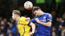 Pemain Chelsea, Branislav Ivanovic, berduel dengan pemain Scunthorpe United, Kevin van Veen, pada putaran ketiga Piala FA di Stadion Stamford Bridge, London, Minggu (10/1/2016). Chlesea menang 2-0. (Reuters/Stefan Wermuth)