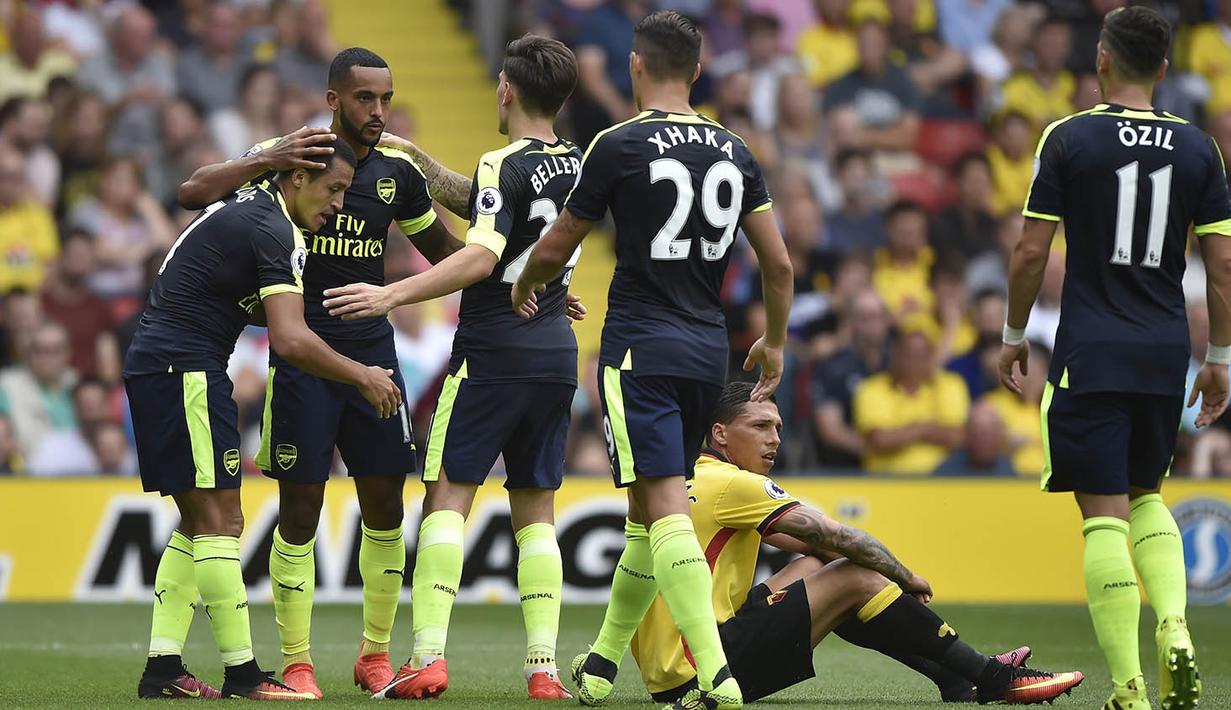 Runner-up Premier League musim lalu, Arsenal akhirnya berhasil meraih tiga poin perdana usai menaklukkan tuan rumah Watford 3-1. Gol kemenangan The Gunners dicetak oleh Santi Cazorla, Alexis Sanchez dan Mesut Ozil. (Reuters/Hannah McKay)