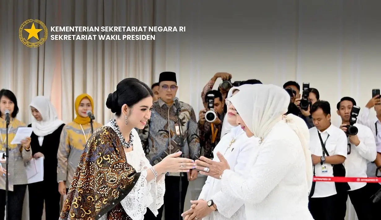 Lengkapi kebaya putih, Selvi Ananda pilih kenakan setelan kain batik sebagai bawahan dan selendang [@setwapres.ri]