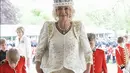 Gaun Ratu Camilla menyimpan banyak pesan untuk orang tercinta. Pada gaun tersebut, tertulis juga nama anak dan cucu yang dibordir dengan benang emas. [Foto: Instagram/ Kensington Royal]