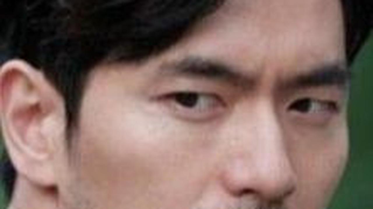 Lee Jin Wook, yang memulai karier akting pada tahun 2006, pernah menjalin hubungan dengan aktris senior Choi Ji Woo selama 2 tahun, tetapi hubungan itu berakhir pada tahun 2011.