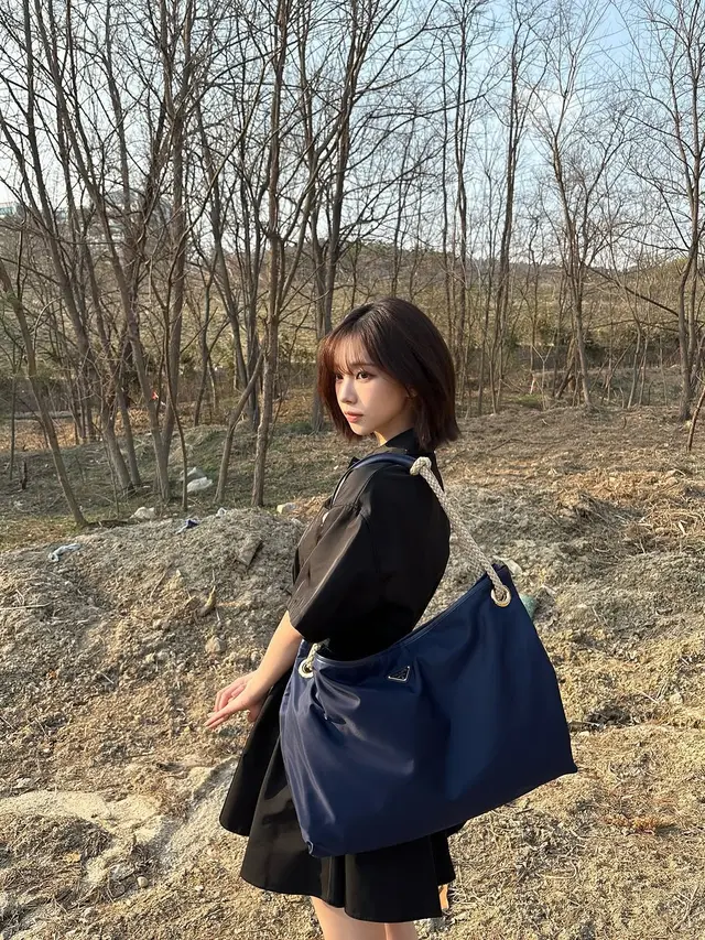 Gaya Outdoor Stylish Karina aespa hingga Jeon Somi Kenakan Prada Re-Nylon yang Ramah Lingkungan