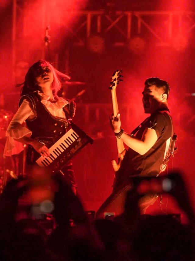 6 Momen Isyana Sarasvati Konser Naik Reog di Surabaya, Memukau Penonton