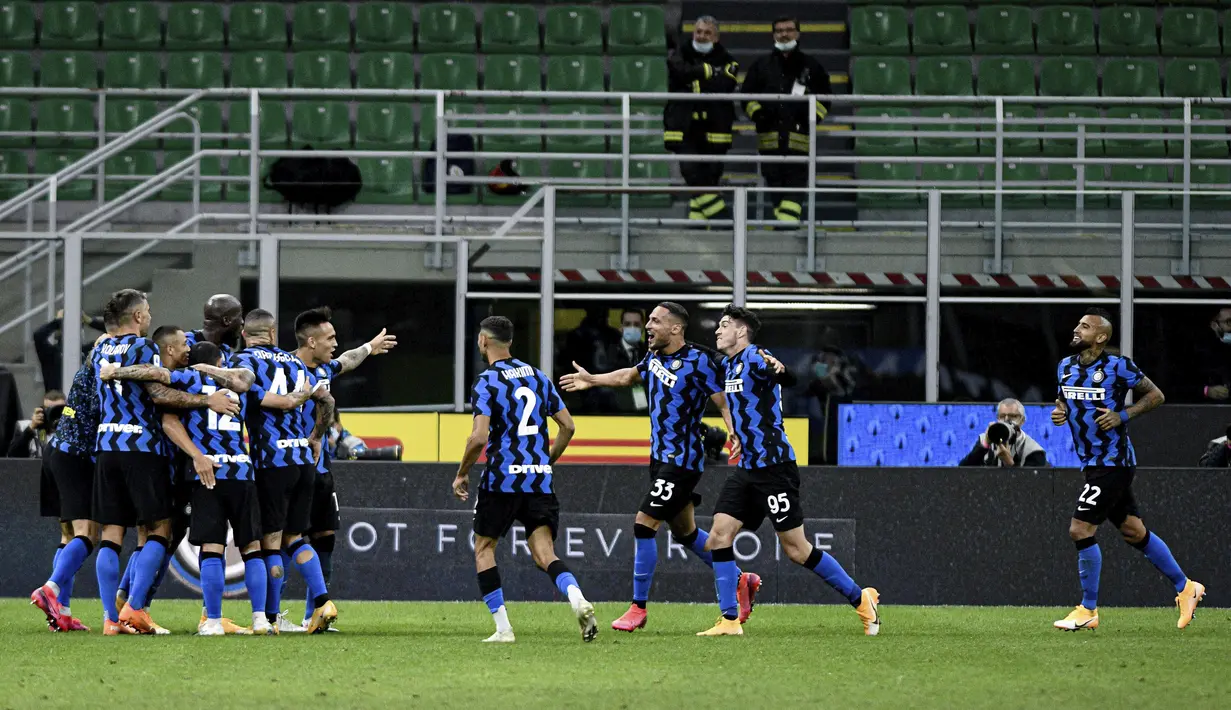 Pemain Inter Milan Danilo D'Ambrosio, (33), melakukan selebrasi usai mencetak gol ke gawang Fiorentina pada pertandingan Serie A di Stadion San Siro, Milan, Italia, Sabtu (26/9/2020). Inter Milan mengalahkan Fiorentina dengan skor 4-3. (Piero Cruciatti/LaPresse via AP)