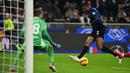 Dua menit berselang, Alessio Cragno sukses membendung sepakan Denzel Dumfries dari sudut sempit. (AFP/Miguel Medina)