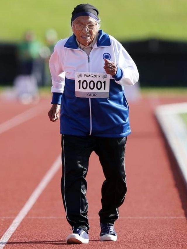 Nenek Kaur saat berlari jarak 100 meter | Photo: Copyright bbc.com