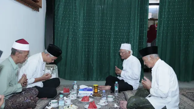 Calon Presiden Ganjar Pranowo sowan atau bersilaturahmi ke ke kediaman Tokoh Bangsa KH Mustofa Bisri atau Gus Mus