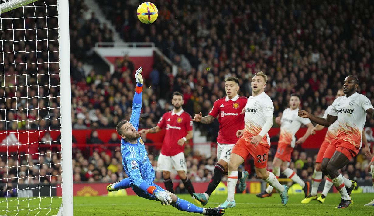 David De Gea tampil luar biasa pada laga ini. Penjaga gawang asal Spanyol itu tercatat empat kali melakukan penyelamatan termasuk ketika ia menepis sundulan Zouma dan tembakan jarak jauh Declan Rice di menit-menit akhir. (AP Photo/Jon Super)