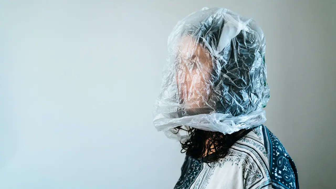 Ilustrasi sampah plastik. Photo by Daniel Chekalov on Unsplash