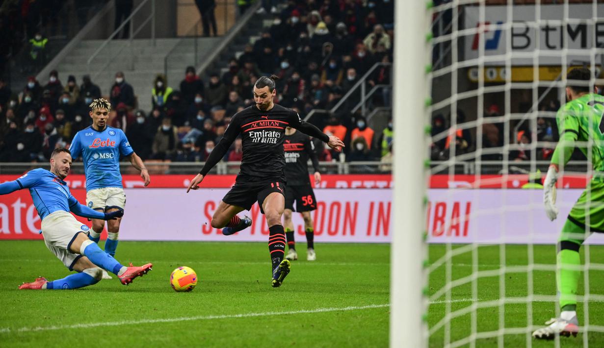 Zlatan Ibrahimovic merupakan salah satu striker andalan AC Milan. Usianya kini telah memasuki angka 40 tahun. Pada usia tersebut, Ibra berperan membawa Rossoneri juara Serie A musim ini. Pada 2021/2022, Ibrahimovic sukses mencetak 8 gol dan 3 assist di semua kompetisi. Ia tampil dalam 27 laga dengan rincian 1.167 menit bermain. (AFP/Miguel Medina)