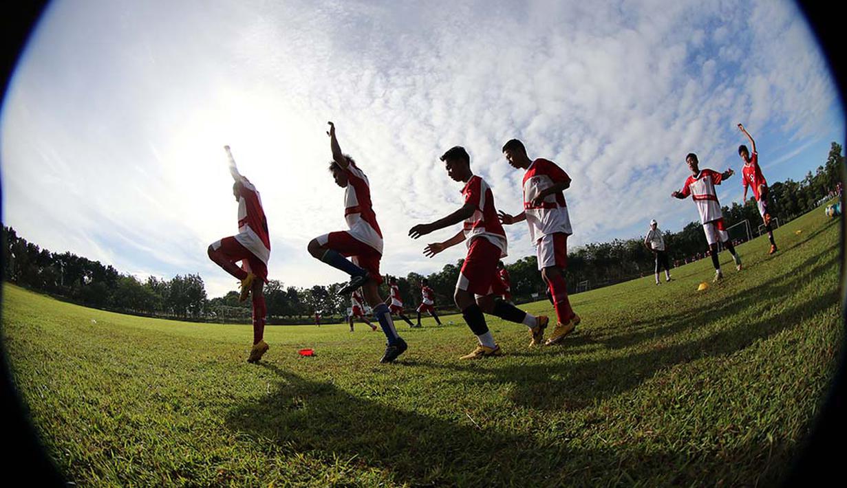 Anak-anak usia di bawah 14 tahun yang tergabung dalam Imran Soccer Academy (ISA) berlatih di Lapangan Kampus Trisakti, Ciangsana, Gunung Putri, Bogor. (Bolacom/Arief Bagus)