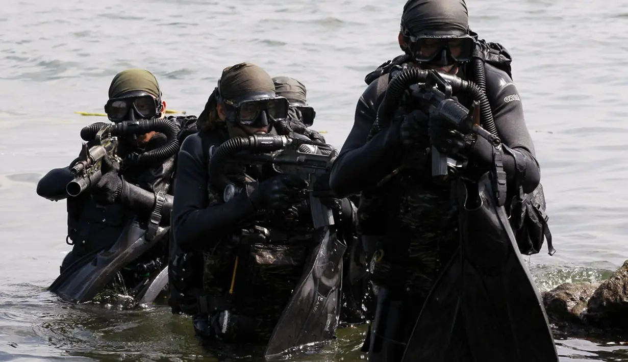 Anggota baru Navy Seals Filipina muncul ke permukaan air saat melakukan latihan di Markas Angkatan Laut di Sangley Point, Cavite, Manila, (26/9/2014). (REUTERS/Romeo Ranoco)