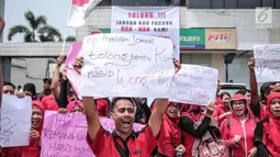 Puluhan mantan karyawan 7-Eleven (Sevel) menggelar demonstrasi di Jakarta, Selasa (26/9). Massa yang tergabung dari Serikat Pekerja Sevel Indonesia itu datang dengan mengenakan seragam kerjanya yang berkelir merah dan hitam. (Liputan6.com/Faizal Fanani)