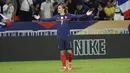 Penyerang Prancis, Antoine Griezmann berselebrasi usai mencetak gol kedua timnya selama pertandingan kualifikasi grup D Piala Dunia 2022 di stadion Decines di Lyon, Prancis, Rabu (8/9/2021). Griezmann mencetak dua gol dan mengantar Prancis menang atas Finlandia 2-0. (AP Photo/Laurent Cirpiani)