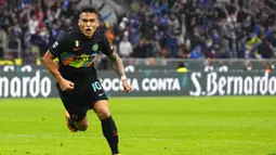 Untungnya, skuad Simone Inzaghi berhasil menyamakan kedudukan sebelum babak pertama berakhir. Diawali oleh gol bunuh diri Simone Romagnoli lalu ditutup oleh gol Lautaro Martinez. (AP/Antonio Calanni)